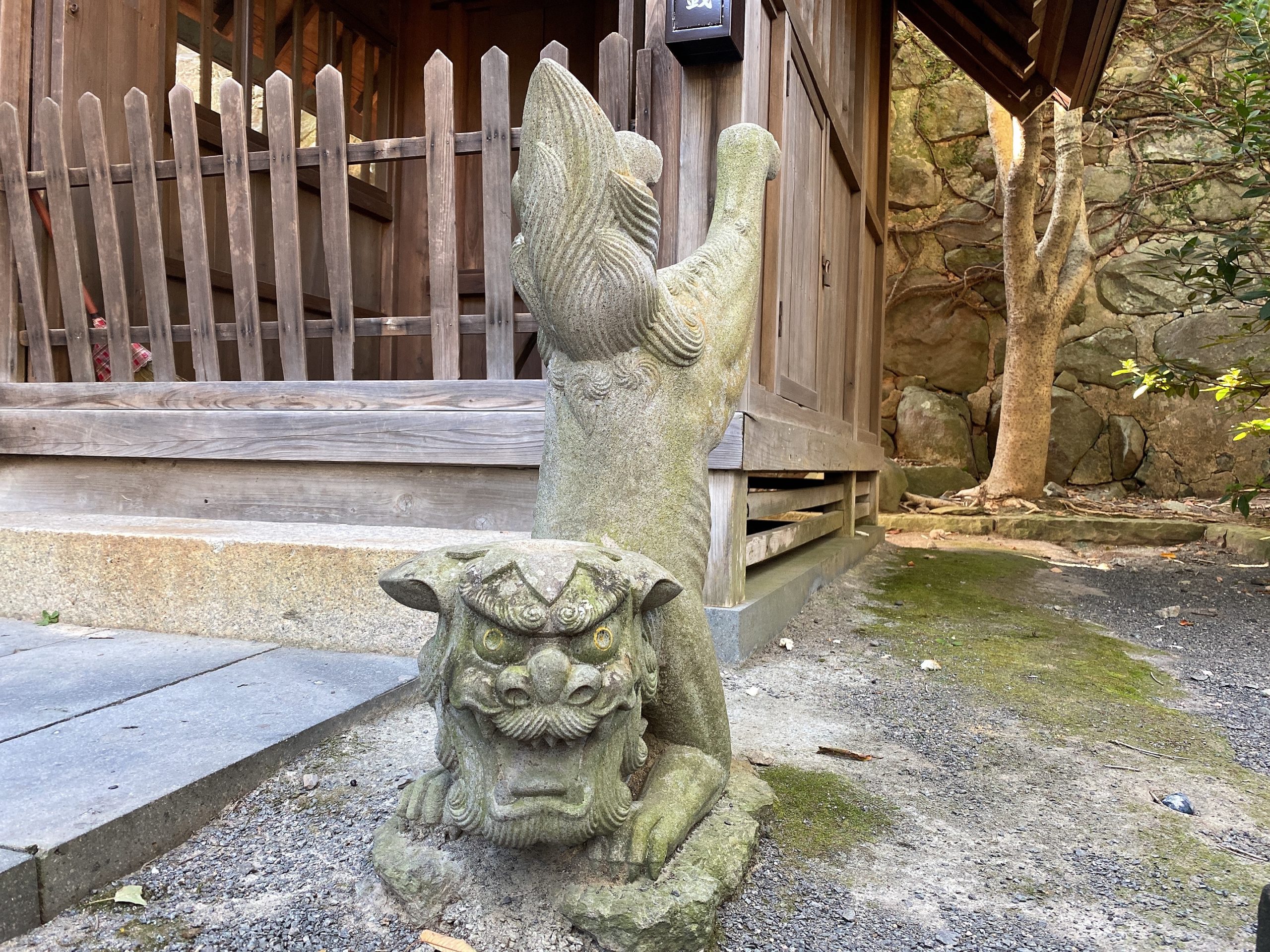 諏訪神社のアクロバット狛犬