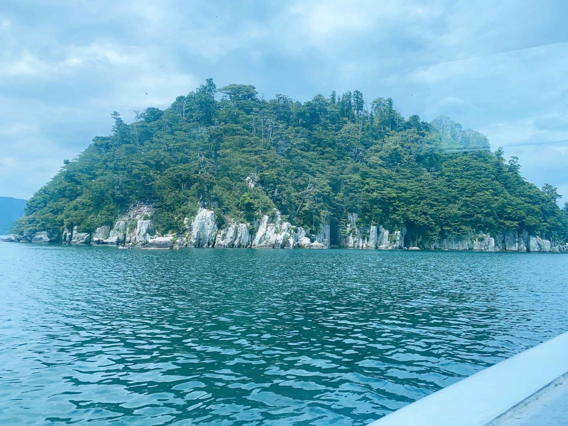 琵琶湖を観光船で竹生島へ